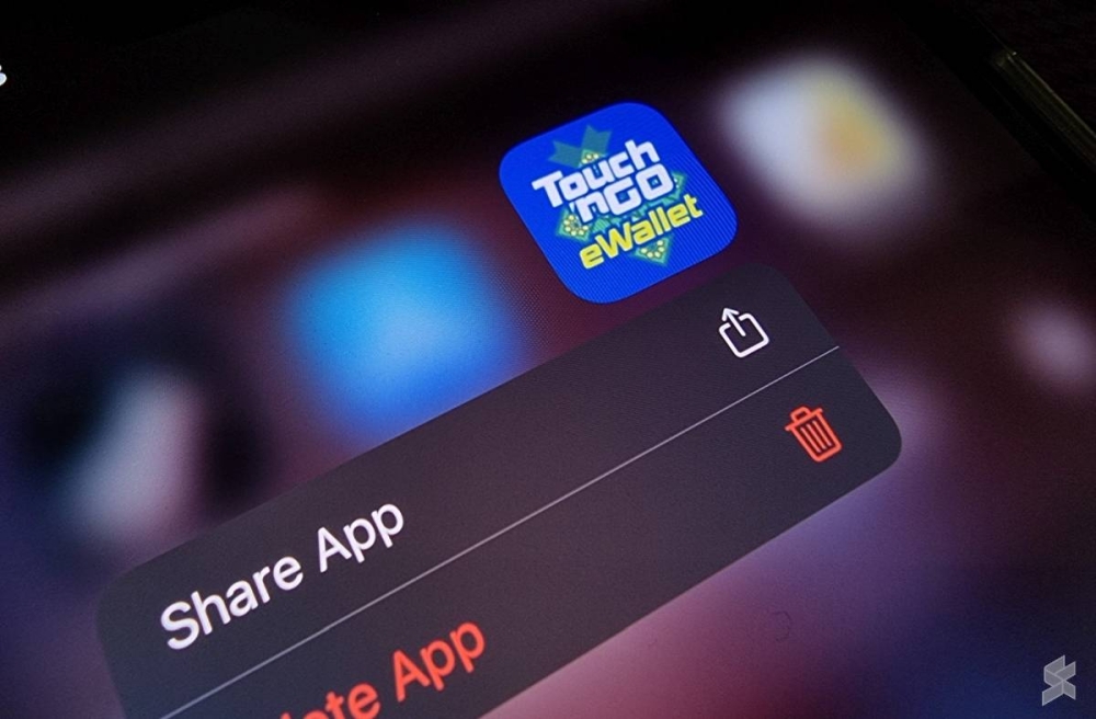 你只需开启App Store，点击屏幕右上方的个人资料，然后在“已购买”（Purchased）栏目就可找到“Touch 'n Go eWallet”。-图摘自Soya Cincau-
