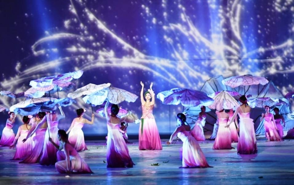 河内东运会开幕式上演轻盈飘逸的越南传统莲花舞。-马新社-