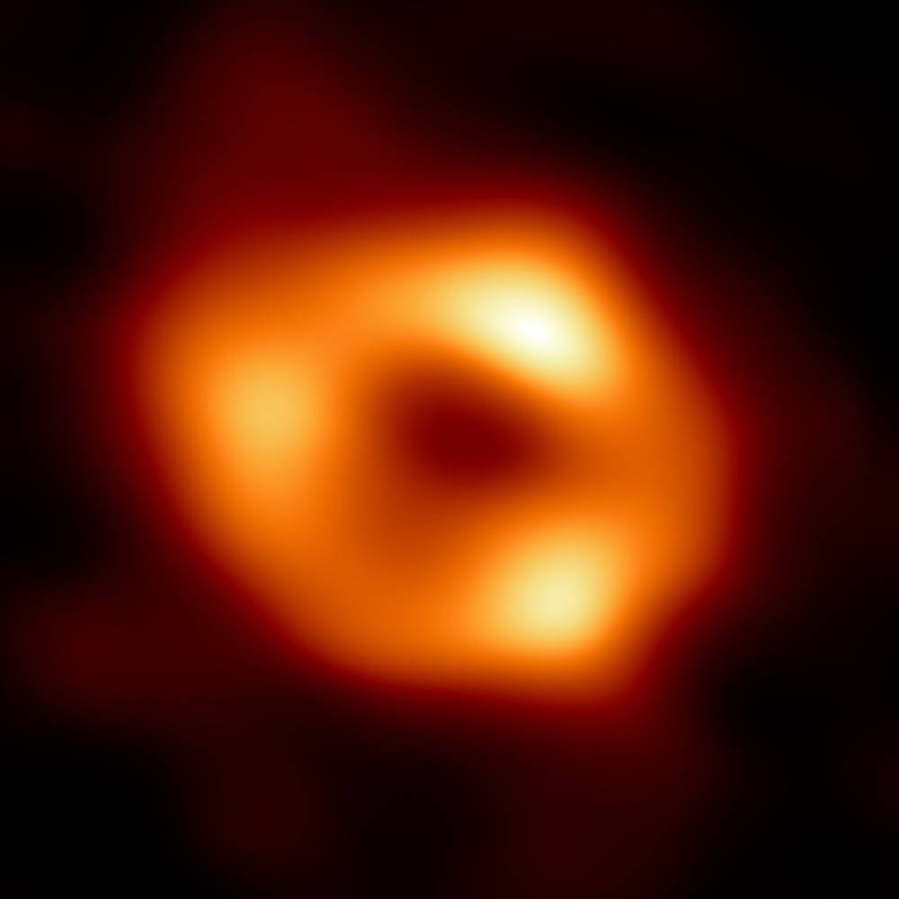 图为“事件视界望远镜（EHT）”计划拍到人类史上首次的超大质量黑洞影像。-摘自NASA官网-