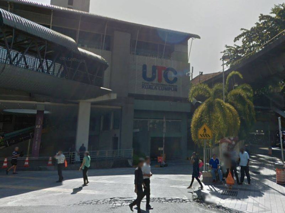 此前，有记者到吉隆坡富都中环城市转型中心（Pudu Central UTC）采访民众更新护照需苦等数小时的情况，不料遭移民局保安人员大声吼叫和恐吓，手机还被对方夺走。-档案照-