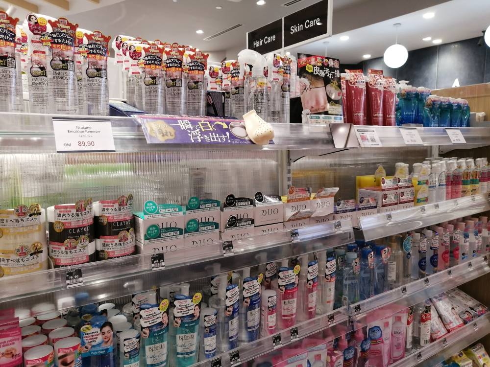 店内的护肤品、化妆品和时尚用品应有尽有。-刘家仪摄-