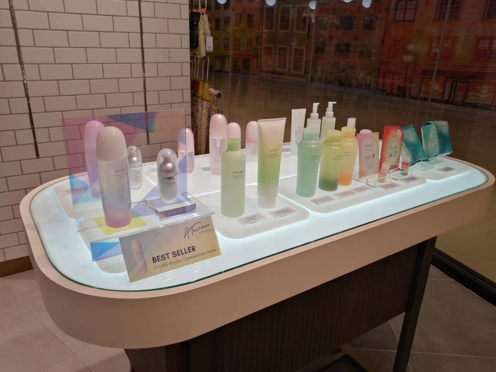 店内有售卖很受欢迎的日本美容护肤品牌AYURA的产品。-刘家仪摄-