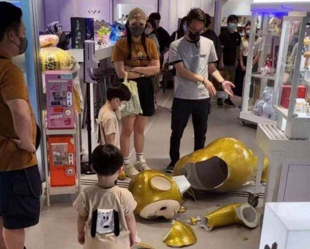 事情曝光后也引起网民热议，一名自在玩具店附近工作的网民表示，这家店常将卖不出的高价玩偶摆在容易触碰的位置，-摘自脸书、网络-