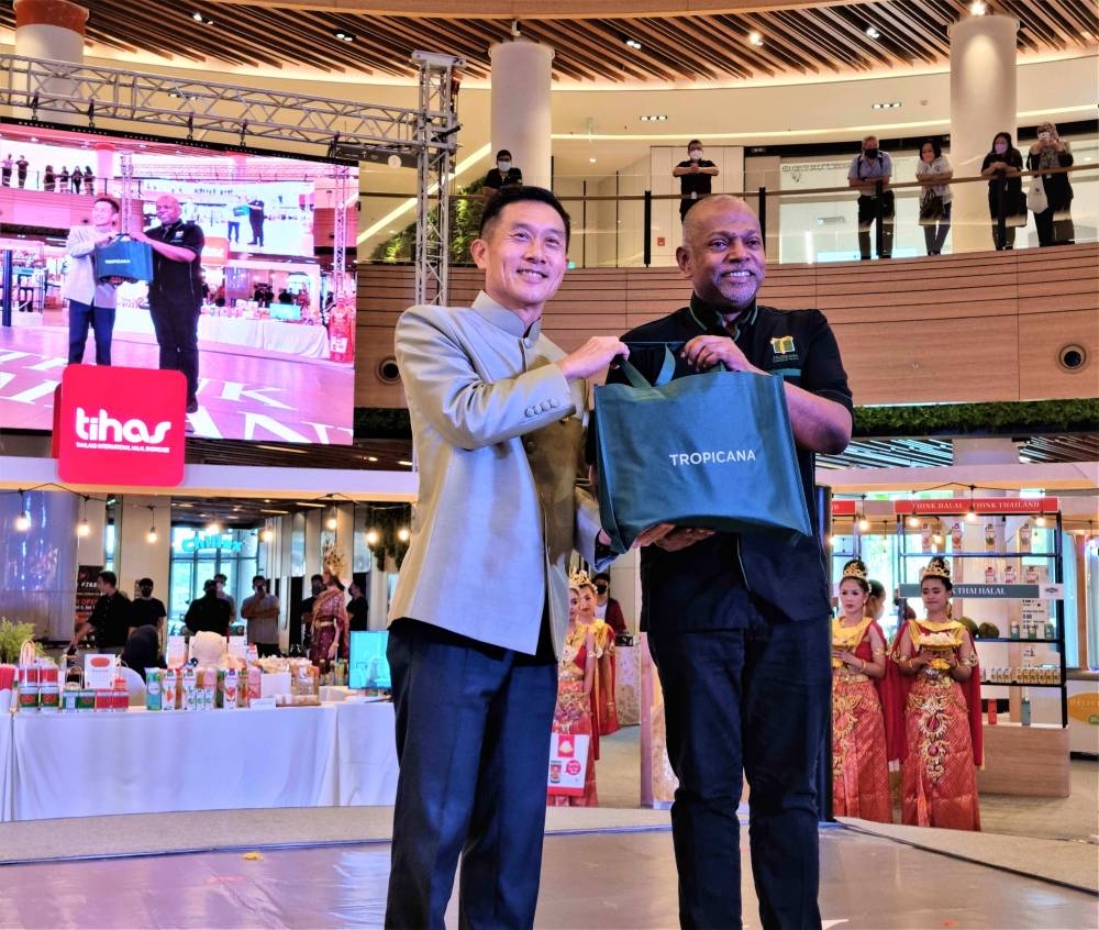 泰国驻马大使差诺隆克拉迪尤旺（左）与丽阳名捷城广场及集团总经理安德鲁（Andrew Ashvin ）合影留念。-Tropicana Gardens Mall供图-