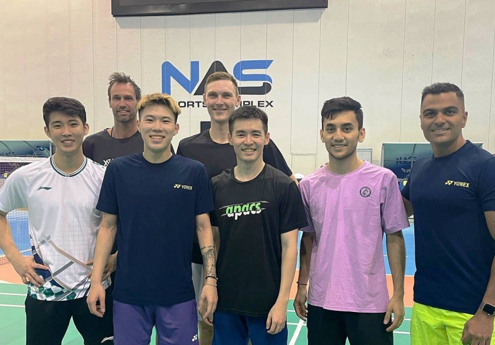 与詹俊为同时受邀的还有新加坡世界冠军骆建佑，以及印度男单新星拉克萨。-摘自安赛龙脸书-