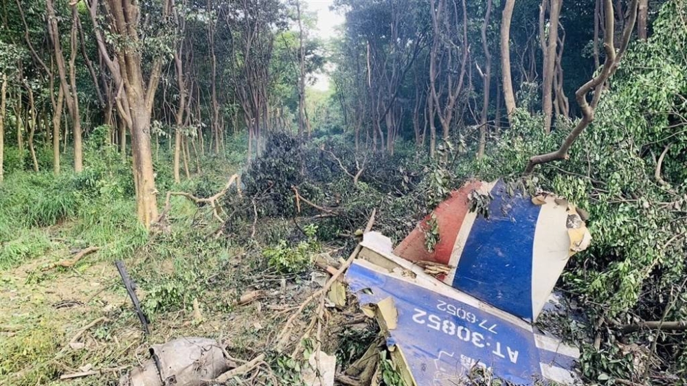 台湾空军一架AT-3教练机周二上午在高雄冈山基地起飞执行训练任务时坠毁。图为搜救人员于冈山区田厝一路附近发现机体残骸。-中央社-