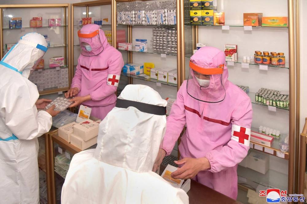 朝鲜是全球医疗照护系统最糟的国家之一，医院设备简陋，也没有新冠病毒治疗药物或大规模筛检能力。图示朝鲜军人在平壤的药房给民众派发药物。-法新社- 