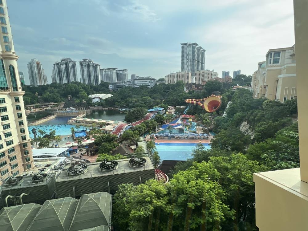 位于The Link的部分餐厅可俯瞰整个 双威水上乐园和吉隆坡双威城(Sunway City)的景色。-庄礼文摄-