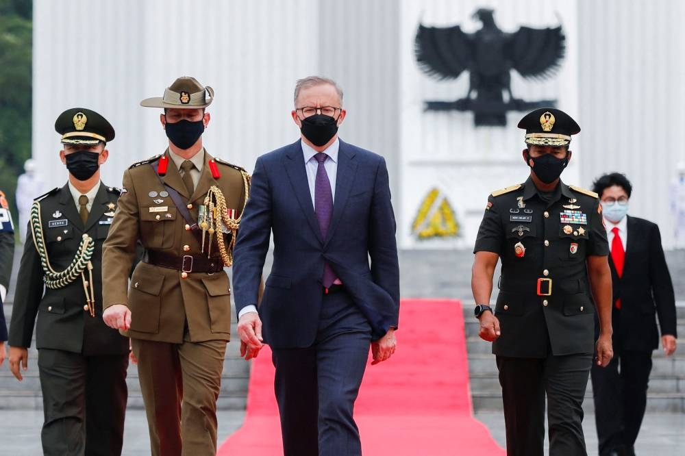 澳洲空军一架P-8A反潜巡逻机5月26日在南海上空遭到一架中国歼-16战斗机拦截，正在印尼官访的阿尔巴内塞（左3）批评是侵略行为。-路透社-