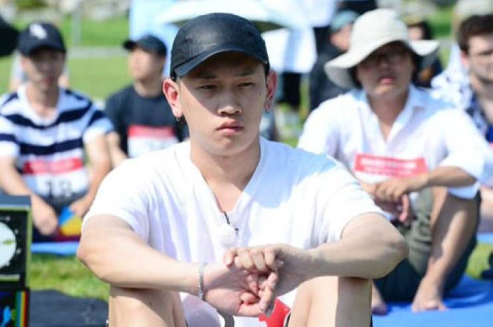 韩国男歌手Crush曾夺得2016年在韩国首尔汉江举办发呆大赛的第一名。-图摘自网络-