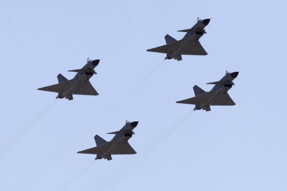 中国空军证实，失事飞机为一架正进行训练的歼-7，飞行员跳伞逃生仅受轻伤，不过事故造成1死2伤。-路透社-