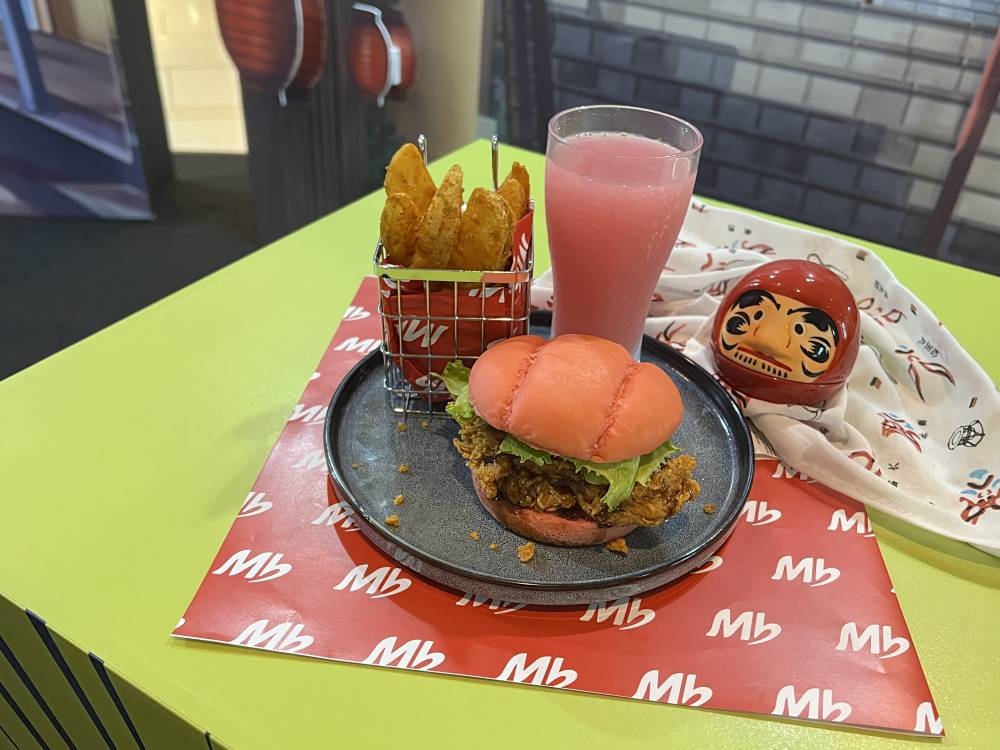 Marrybrown Oishii Burger套餐。-庄礼文摄-