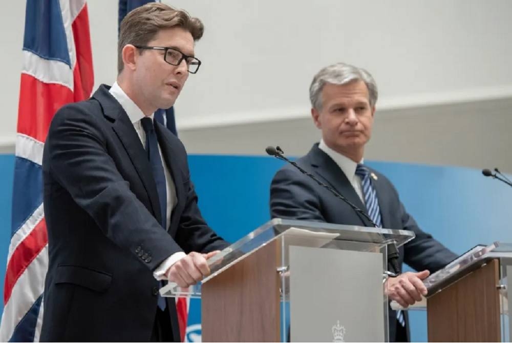 FBI局长克里斯托弗·雷和军情五处处长肯麦卡勒姆（左）周三向有意或寻求与中国做生意的西方企业示警，北京若侵台，西方在中国的投资将化为乌有。-图取自FBI-