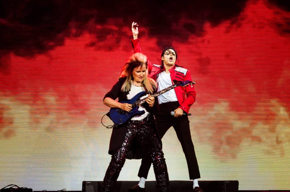 罗德里格曾在拉丁美洲和欧美国家表演《麦可永存Michael Lives Forever》反应相当热烈,每场都爆满。-星艺娱乐提供-