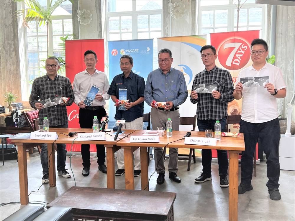 郑雄城(左)、MyCARE执行长卡玛鲁(左3起)、尤添福、赖昌铭和张安翔在《疫情下-活着》记者发布会上一同合影。-庄礼文摄-