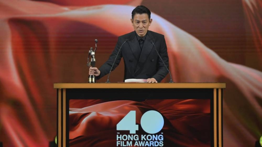 刘德华代表未能出席的陈木胜太太读出获奖感言。-图摘自香港电影金像奖脸书-