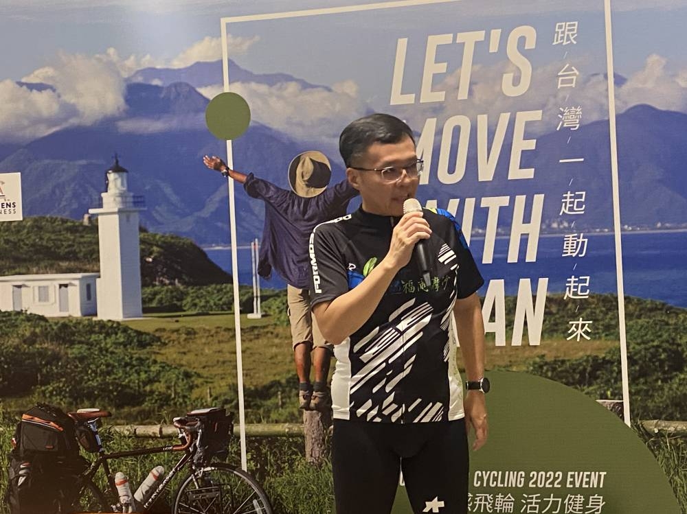 周士弼希望本地民众在台湾开放入境时，能亲自体验自行车游岛和坐火车品美食的乐趣。-方贝欣摄-