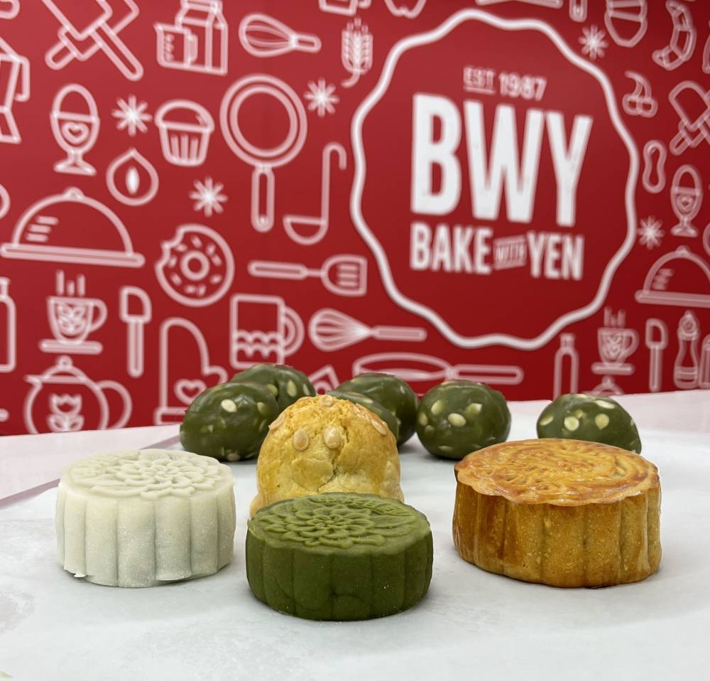 如今,月饼的口味已从传统的莲蓉和红豆沙发展成独树一格的口味,例如芝士、巧克力、抹茶、咖啡,以及各种坚果和干果口味。-Bake With Yen提供-