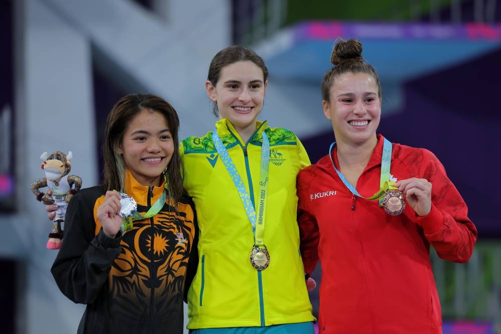 诺达比塔（左）在共运会女单3米板跳出银牌，征战四个赛项的她差不多包办了大马跳水队本届的奖牌总数。-马新社-