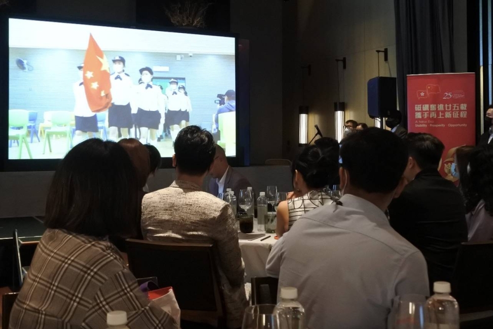 “魅力香港”系列活动正式开始前，大会播放庆祝香港回归25周年主题曲《前》。-方贝欣摄-