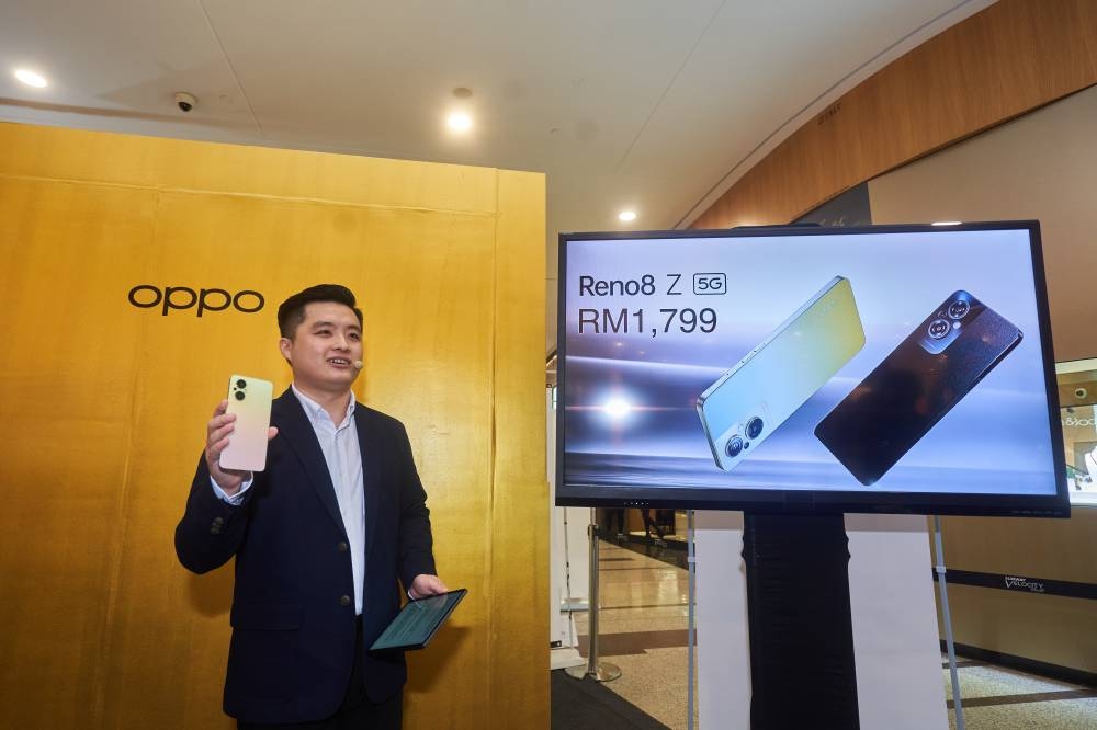卓义忠向媒体揭晓Reno8 Z 5G的售价(1799令吉)。-OPPO Malaysia提供-