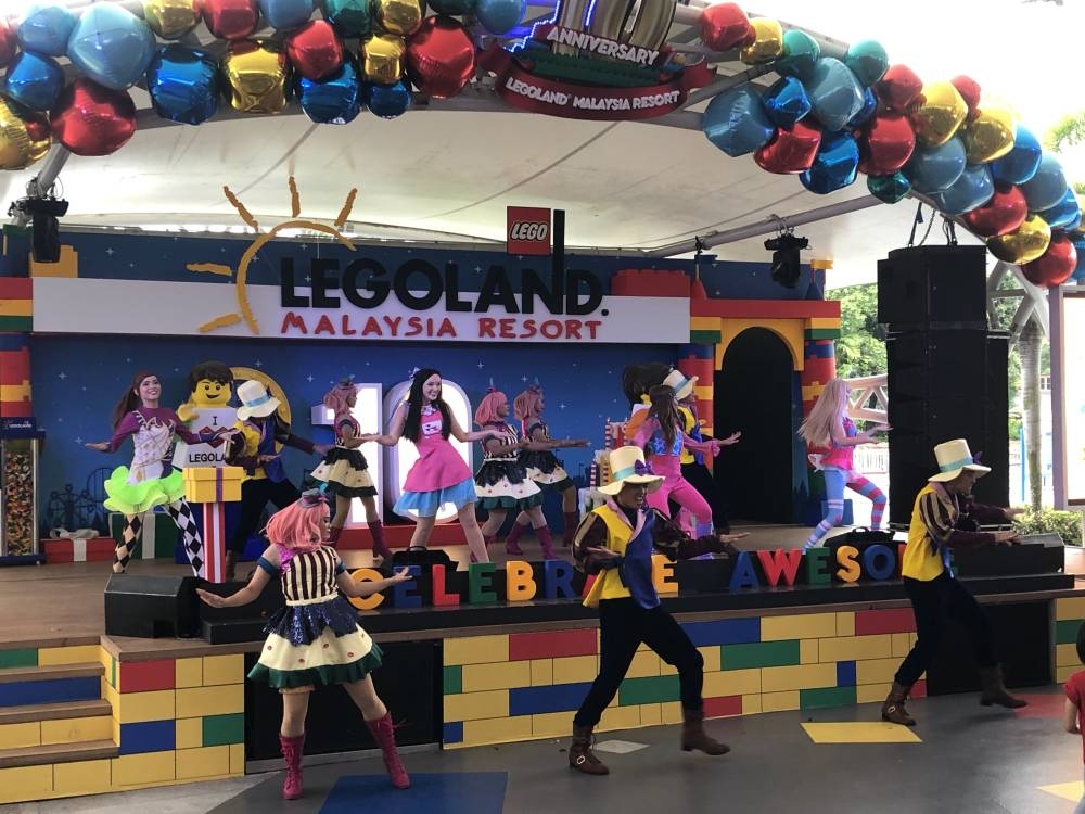 在LEGOLAND 10周年庆典期间,会有一系列的精彩演出包括载歌载舞。-精彩大马摄-