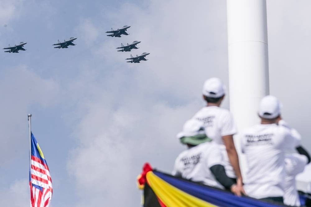适逢国庆游行，大马皇家空军也在吉隆坡上空进行大型空中飞行表演。-Hari Anggara摄-
