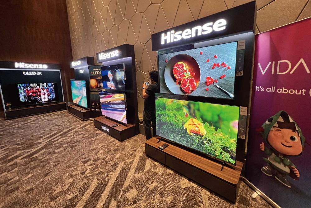 Hisense U7H 系列 ULED 电视共涵盖了 55、65、75、85 英寸四个尺寸,更是 2022 世界杯官方指定电视,其行业首发了黑曜屏,带来了媲美 OLED 的控黑能力和超广可视角度,进一步为用户打造“全场景超画质”体验。-庄礼文摄-