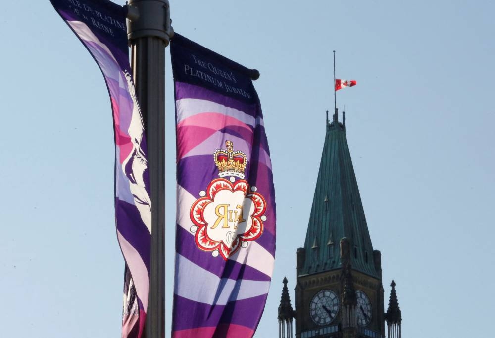 英女王伊丽莎白二世女王辞世，加拿大国会大厦和平塔降半旗哀悼。一面庆祝英女王白金禧纪念的横幅随风摇曳。-路透社-