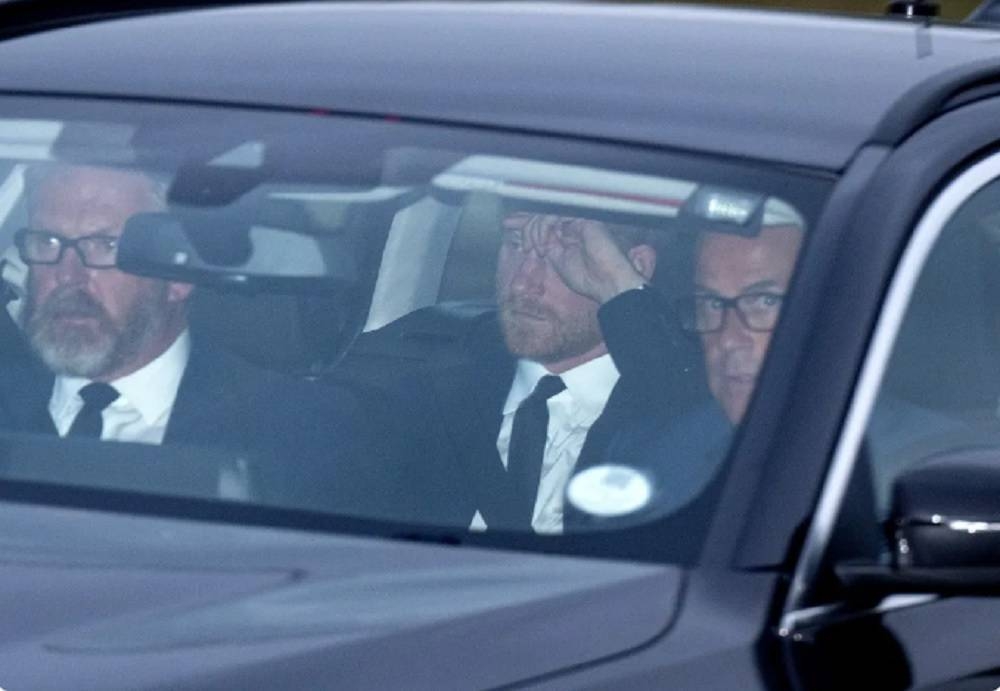 外媒拍摄到哈里专车直至英女王离世后才抵达庄园，可见他满面憔悴，单手扶额，一言不发坐在汽车后座，梅根未见陪同。-图取自网络-  