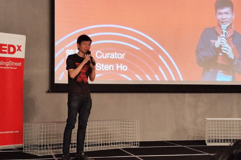 策展人何劲举今日在2022年TEDx茨厂街年会《启》表示:“TEDx茨厂街将重启疫情后的新生活,因此我们今年也做了不一样的尝试,推出属于自己的NFT,同时,所有志工也会换上新的志工服,以全新的姿态欢迎大家。”-刘家仪摄-
