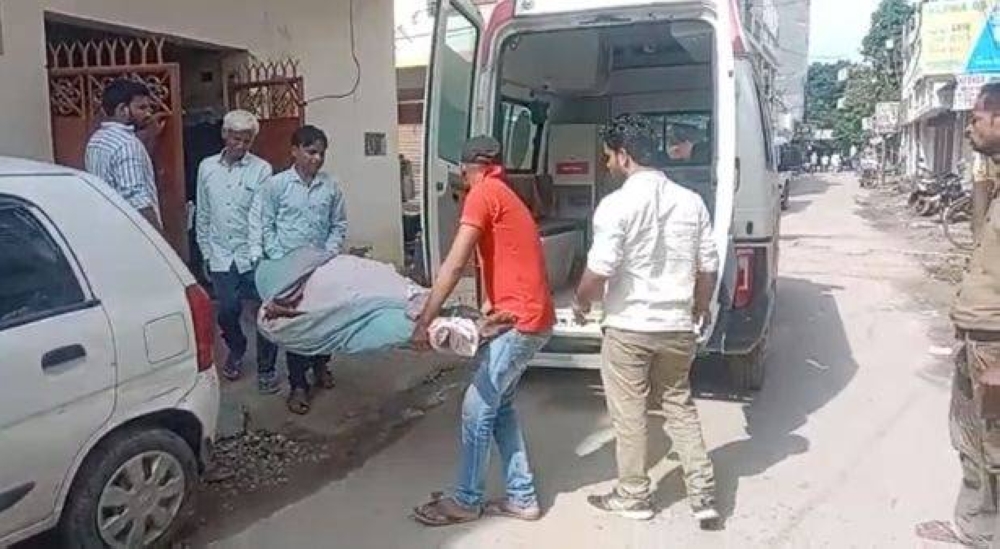 印度坎普尔邦就有一名妇女坚信已身亡的丈夫仅处于昏迷，伴尸生活长达18个月。-摘自News18 Hindi-