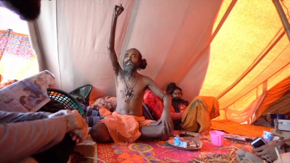 印度苦行僧已高举右手长达10多年从未放下，如今他的右手已发黑及萎缩，并且固定在同一个位置，失去知觉。-摘自网络-