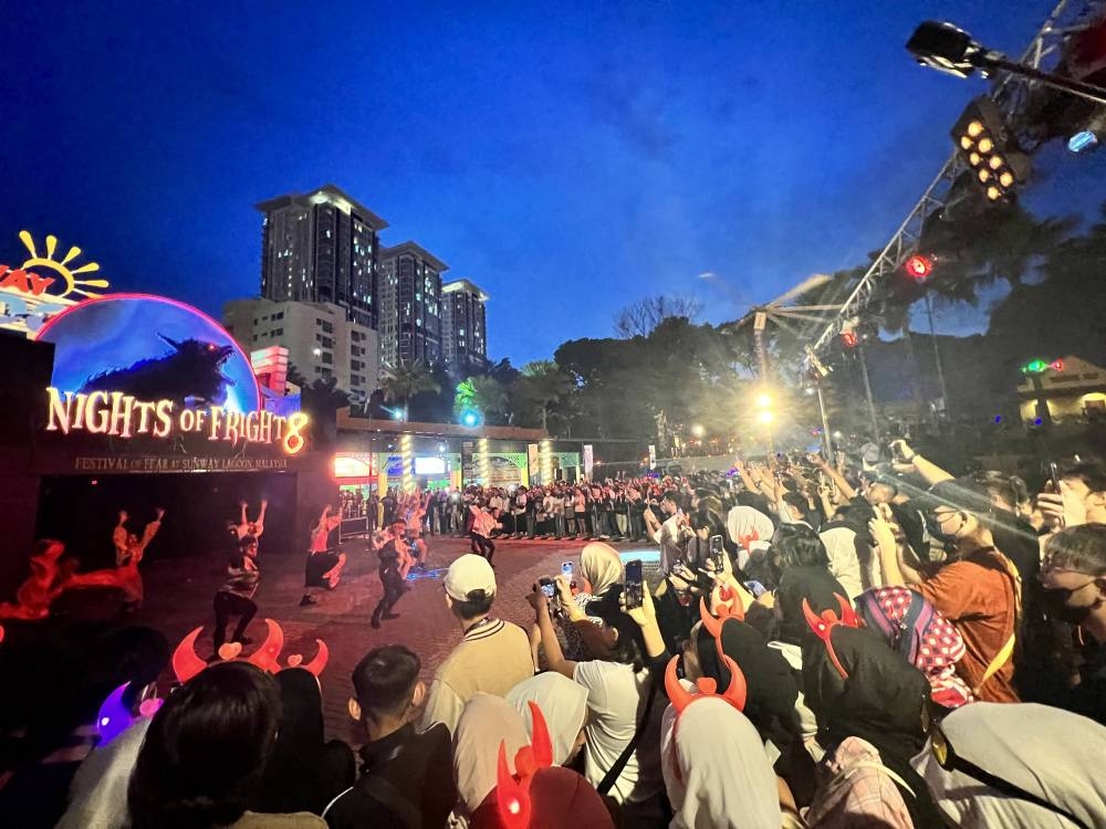 开幕环节请来“妖魔鬼怪”热舞助兴,随后主持人和参与者则一同倒数欢庆Night of Fright 8正式开跑。-庄礼文摄-