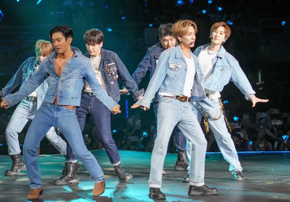 Super Junior在伸展台演唱《Sorry Sorry》为演唱会掀起一波高潮！-星艺娱乐提供-