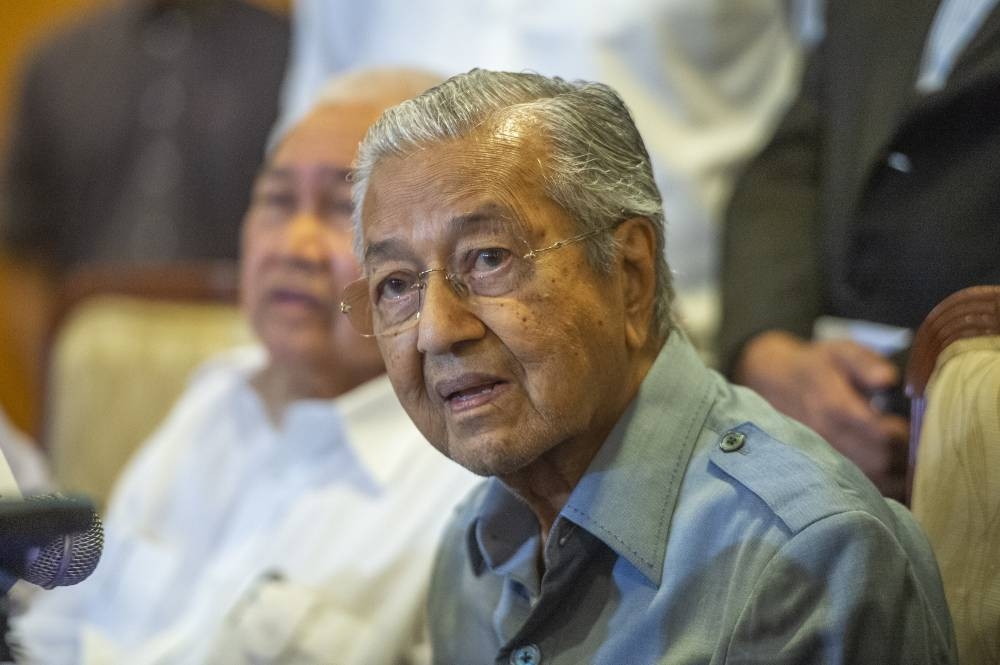 马哈迪说，2023年财案看似很好，不过，里面有很多地方需要改进。-Shafwan Zaidon摄-