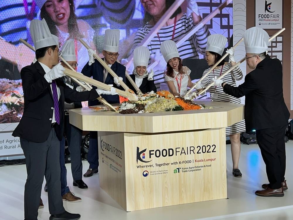 来宾们配合主题以“大型韩国拌饭”进行开幕仪式。-庄礼文摄-