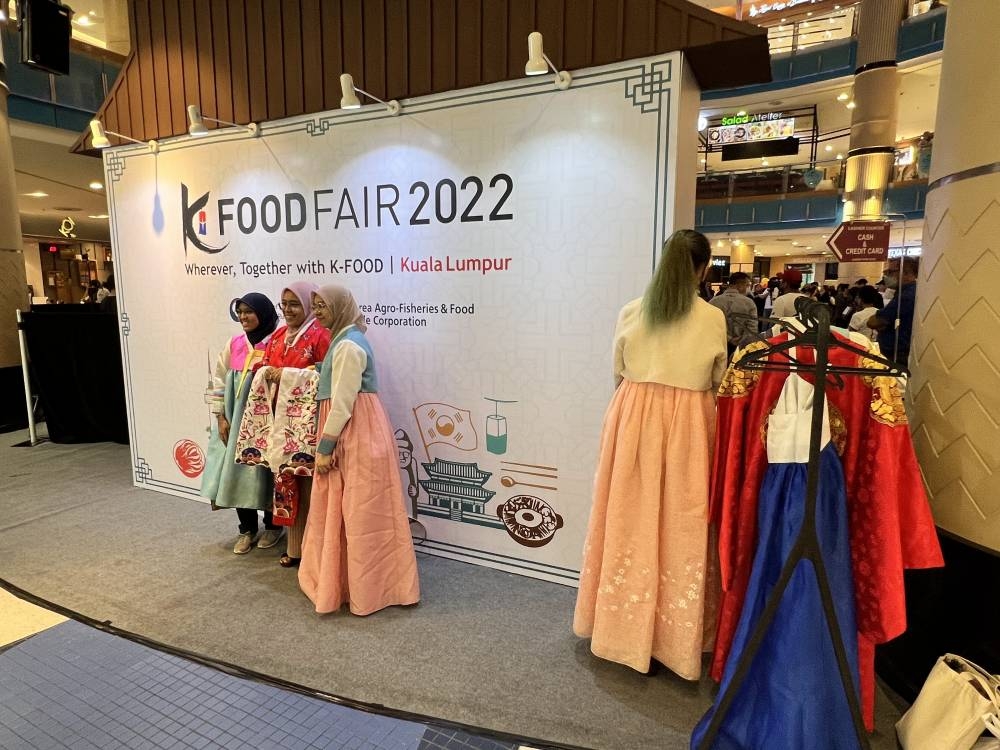 现场还设有免费的韩国传统服饰摊位，免费供访客换衣拍照打卡。-庄礼文摄-