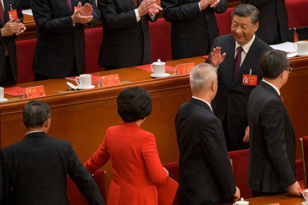 中共二十大周六上午举行闭幕会，拥护总书记习近平（右）的“两个确立”如预期纳入党章，形同宣示习近平将继续领导中共。-法新社-