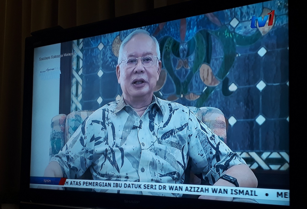 国营电视台出现纳吉接受访问的片段，引起人们的讨论。-图截自推特-