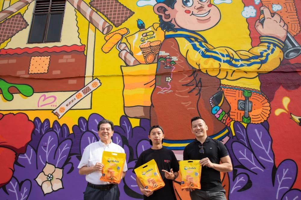 Julie’s创办人兼董事长史进福先生（左起）、Cloakwork和史子宏一同推介Julie’s Magnifity。-Julie’s饼干提供-