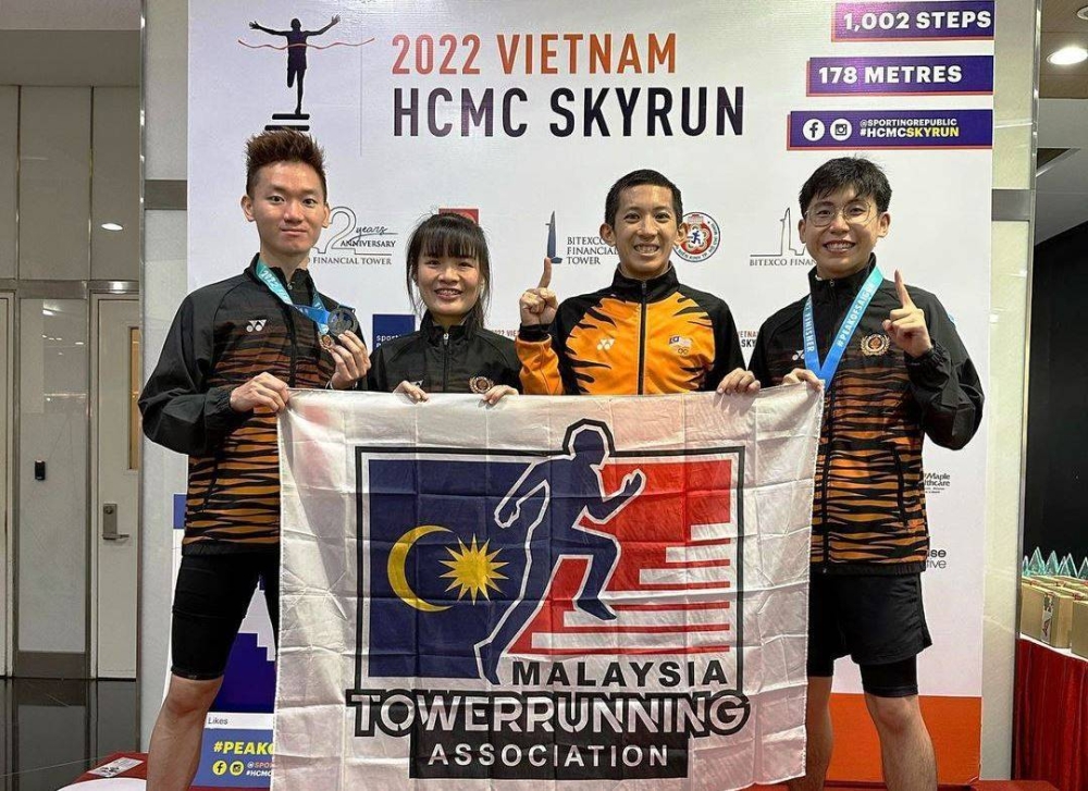 苏为庆（右二）带领大马高塔竞速队拿下团体赛总冠军，并独揽个人赛总冠军和男子公开组冠军，而陈伊侦（左二）则在女子公开组封后！-摘自苏为庆脸书-