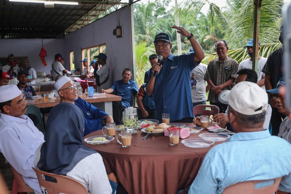 国盟主席慕尤丁周五在巴莪国会选区拜票。-马新社-
