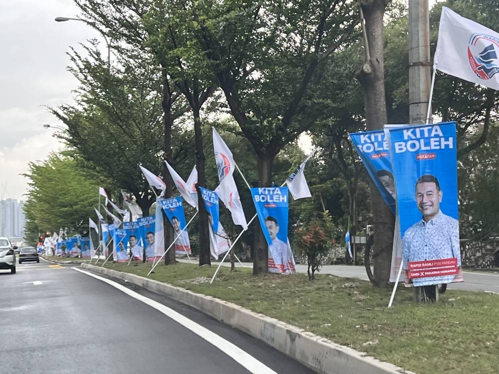 班登区候选人横幅以拉菲兹居多。-庄礼文摄-