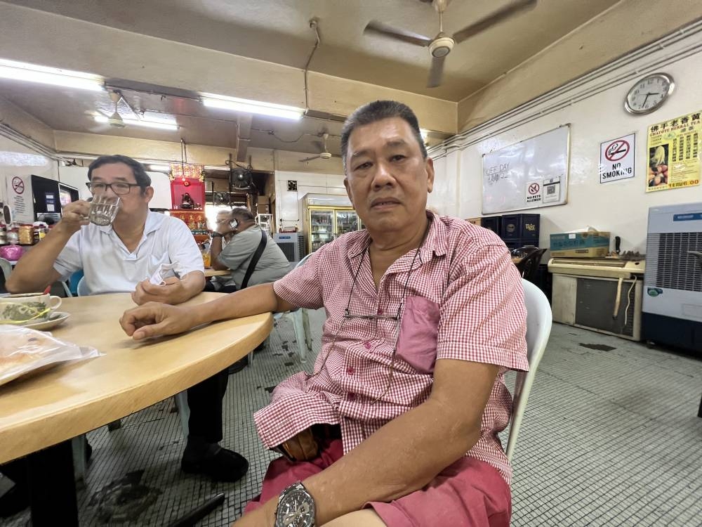 不愿具名的华裔退休人士表示,无论是谁中选,都能优先搞好经济,再逐步为班登区带来不一样的发展也不迟。-庄礼文摄--庄礼文摄-