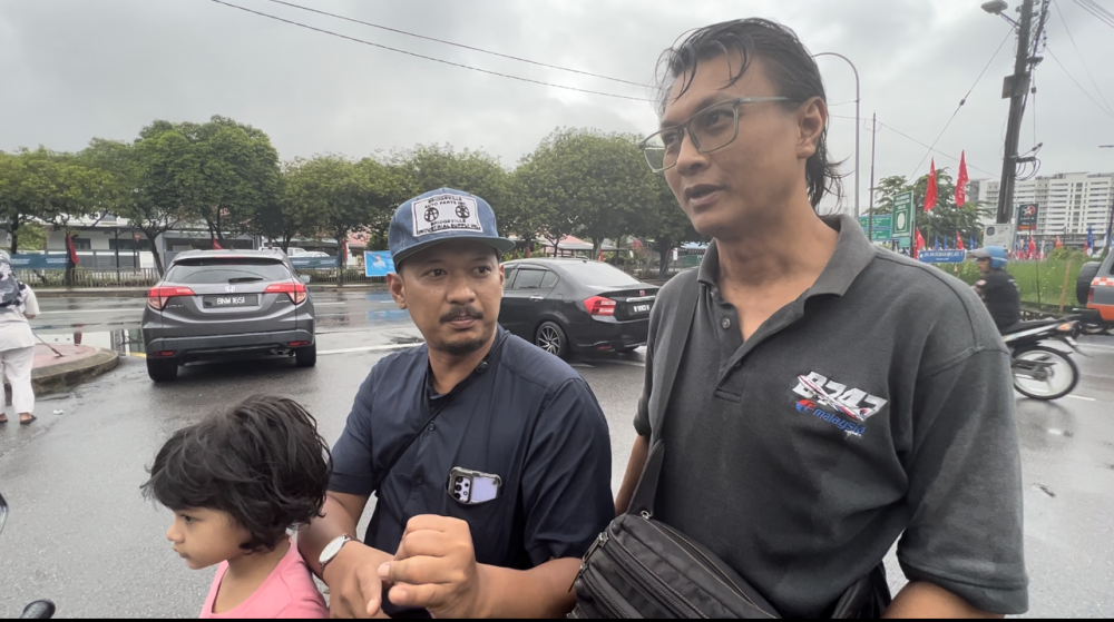 扎克(左)和佐伊(右)表示,过去翁诗杰都有为选民做事、改善基础建设等,拉菲兹的表现也不错,因此需要观望。-庄礼文摄-