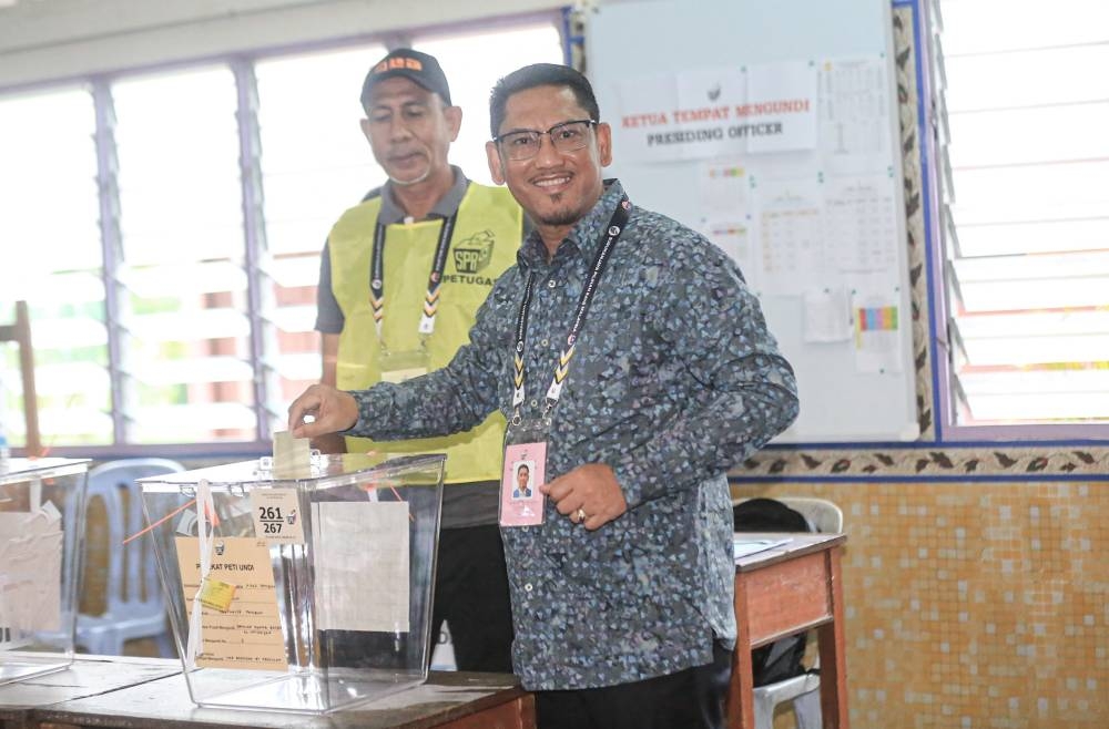阿末法依扎今早约7时55分抵达Rakyat Al-Ihtidiyah宗教学校投票站。-Farhan Najib摄-