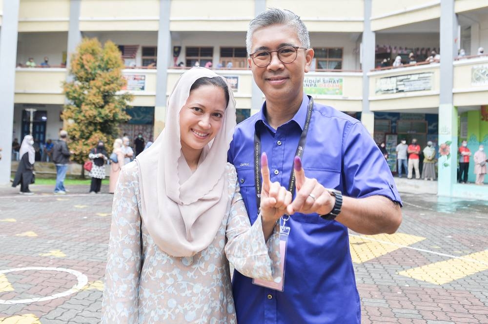 东姑扎菲鲁在妻子陪同下，到Puncak Alam 2国小投票站投票。-Miera Zulyana摄-