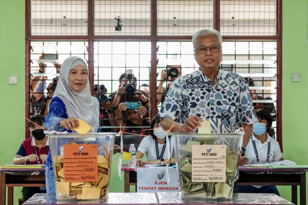 依斯迈沙比里与夫人慕海妮，在位于百乐Bandar Kerayong国中的投票中心投票。-马新社-