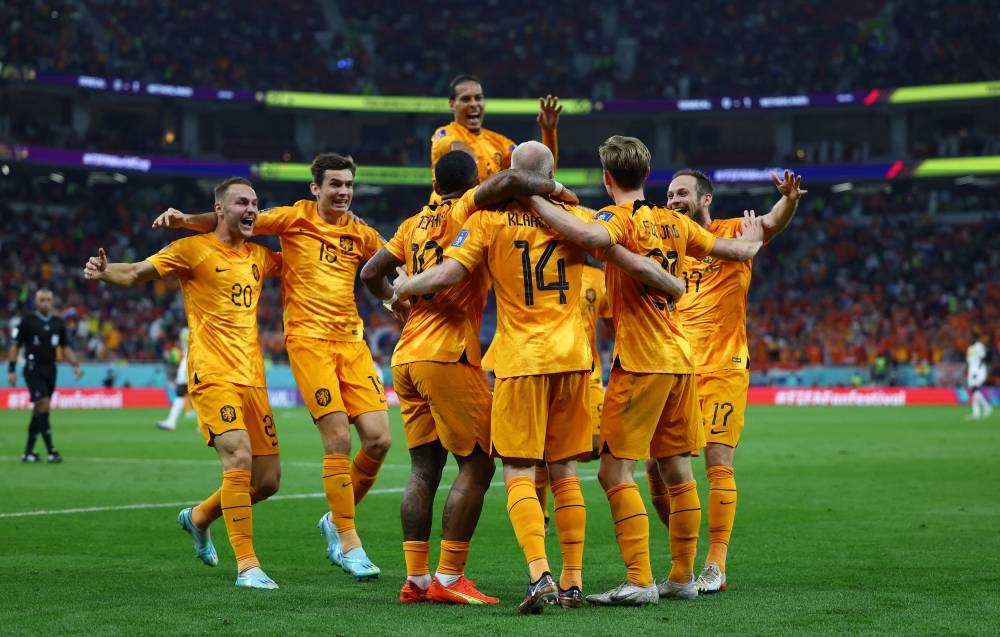 克拉森进球助荷兰以2比0奠定胜局后，全部球员一起拥抱欢呼庆祝。-路透社-